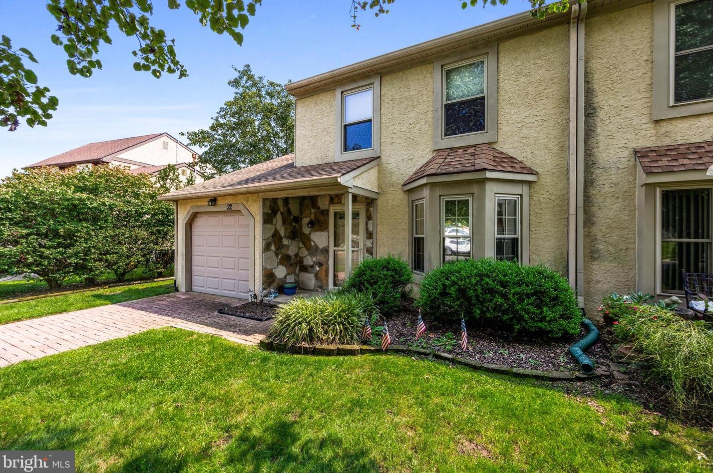 22 Jacamar Dr, Franklin Township, NJ 08043
