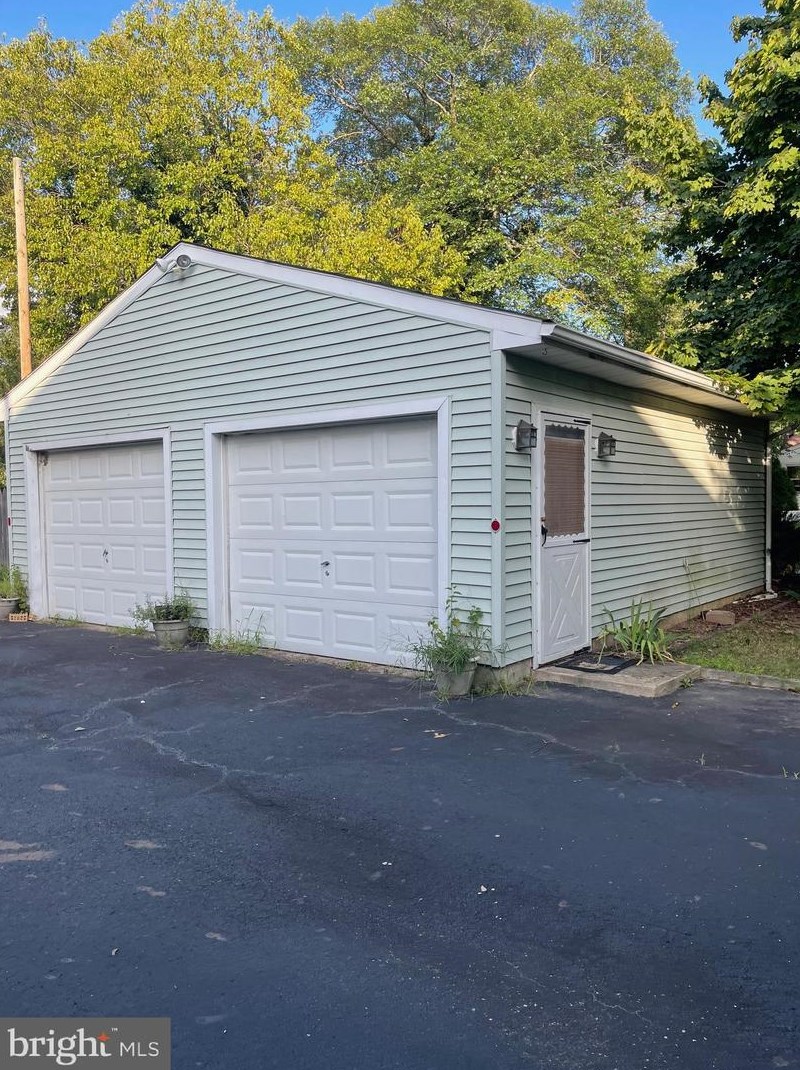 214 Cross Keys Rd, Berlin Boro NJ  08009-9450 exterior