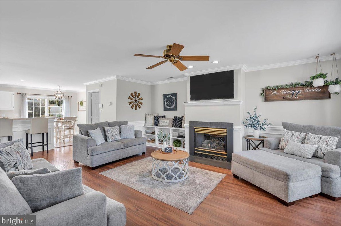 56 Oakton Dr, Waterford Township, NJ 08004