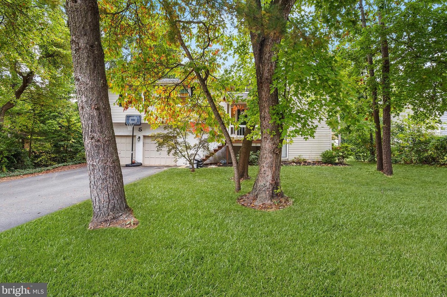 5 Bronwood Dr, Franklin Township, NJ 08043