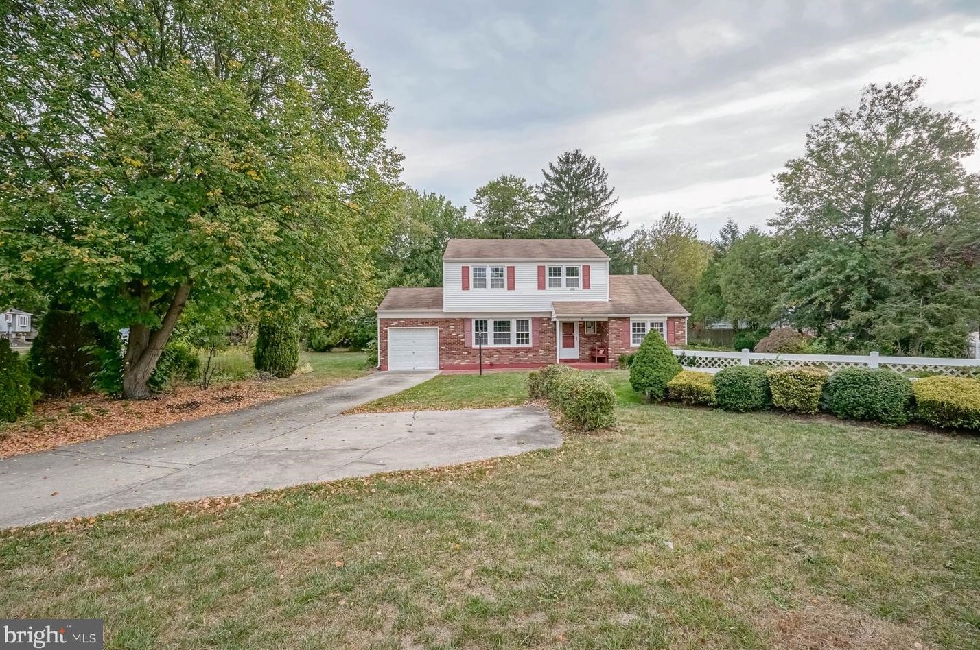 2 Briarcliff Rd, Waterford Township, NJ 08004