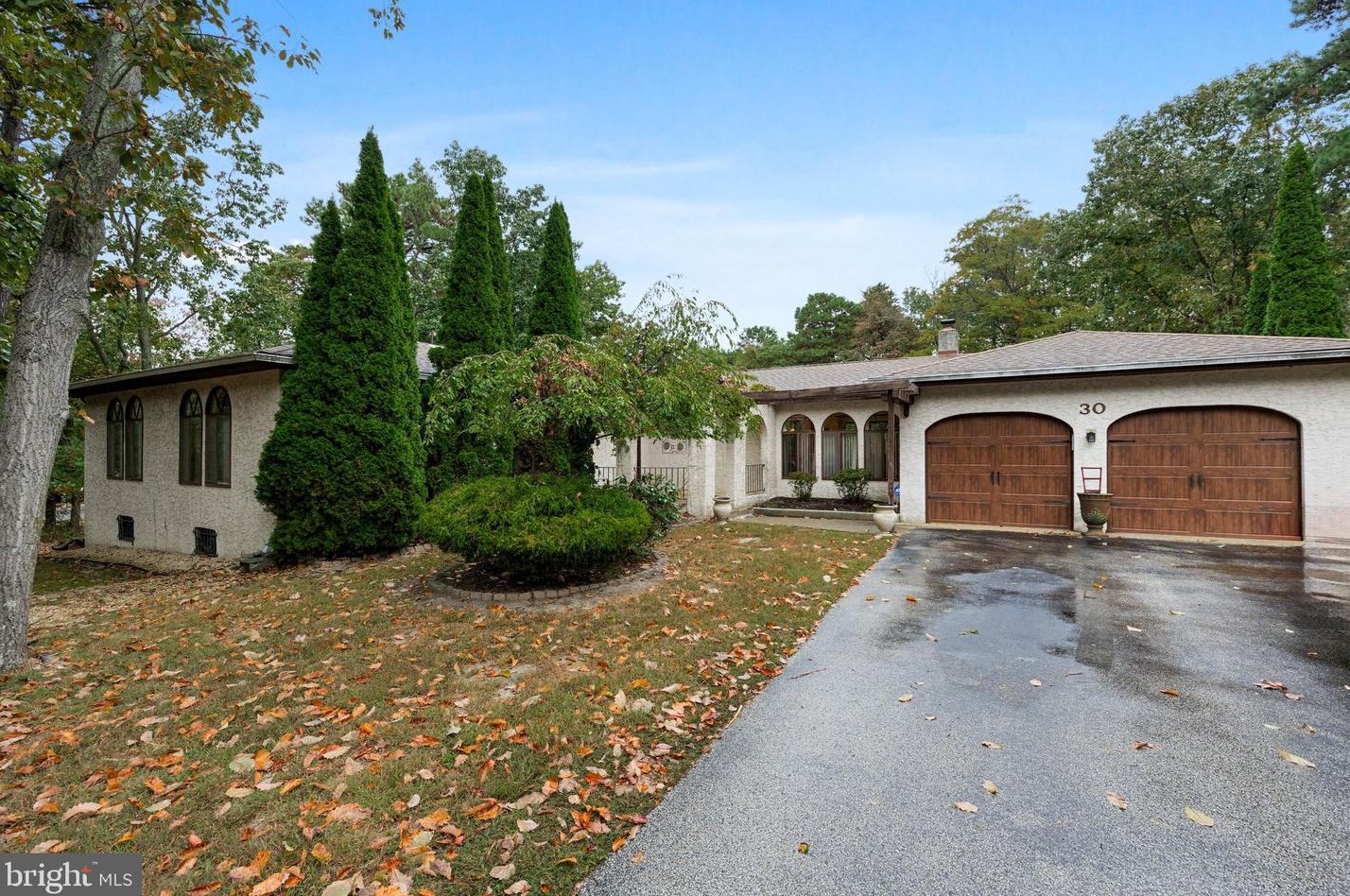 30 Woodstone Dr, Franklin Township, NJ 08043