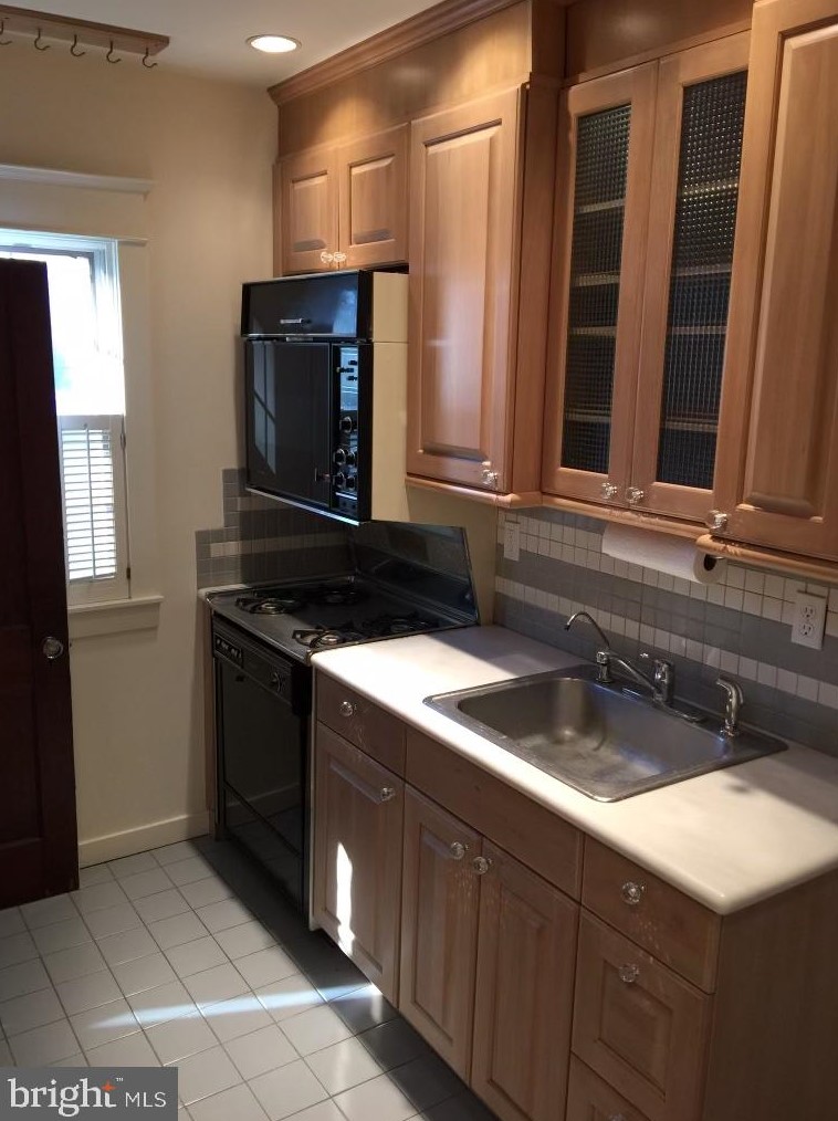 712 Grove St #2nd Floor, Tavistock, NJ 08033