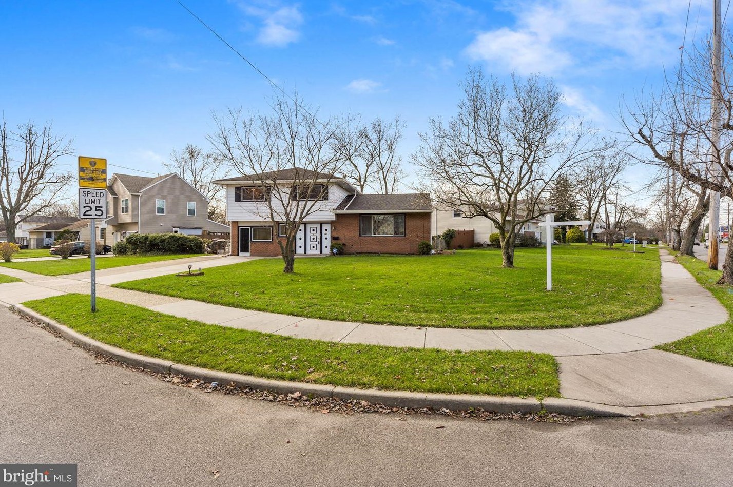 541 Hollywood Dr, Magnolia, NJ 08049-1621