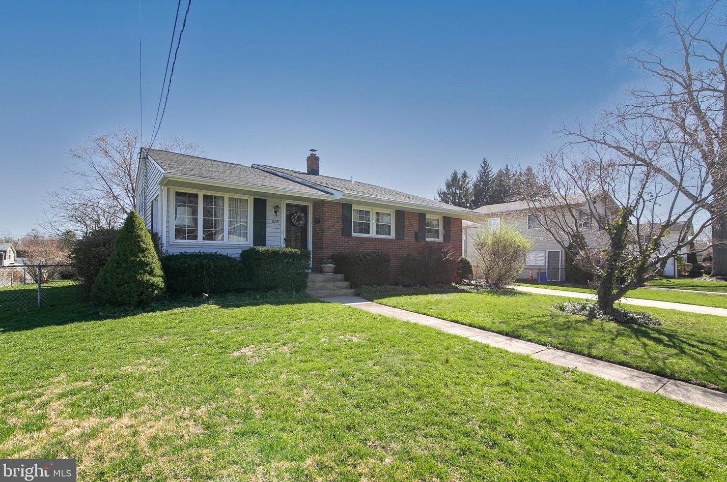 608 Pasadena Dr, Magnolia, NJ 08049-1634