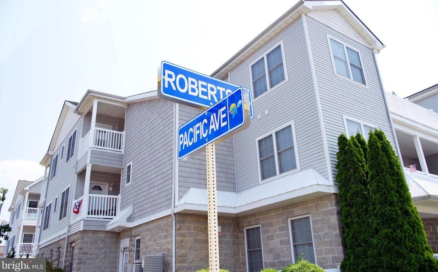 201 Roberts Ave, Wildwood Crest, NJ 08260-4632