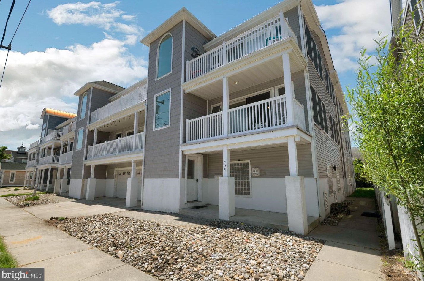 430 Garfield Ave, Wildwood Crest, NJ 08260-1911