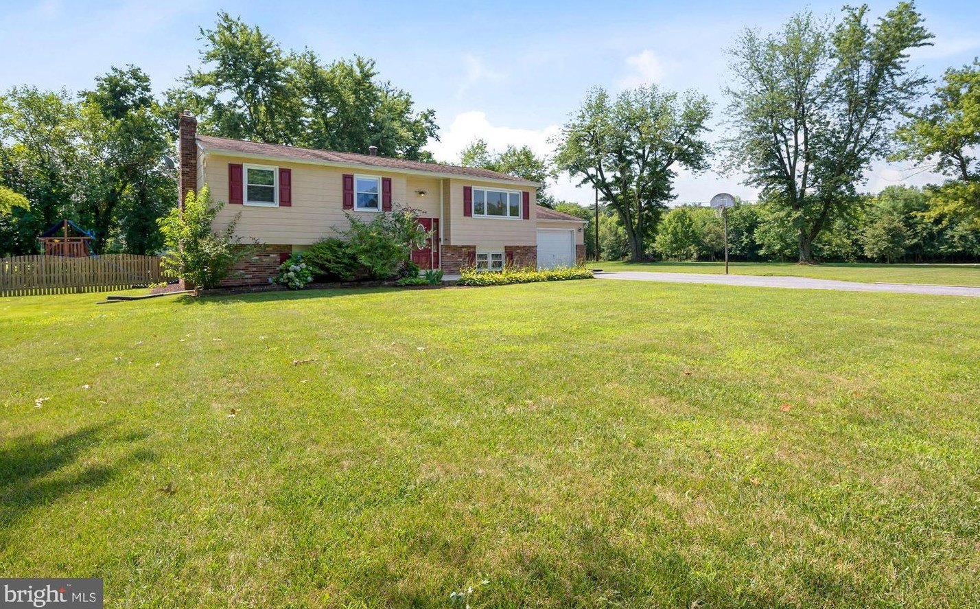 440 Cedar Ln, Mickleton, NJ 08056-1212