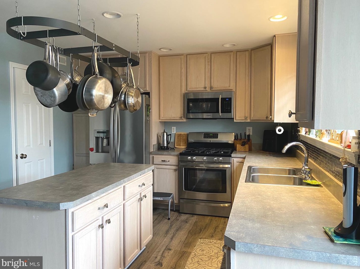 751 Elmhurst Pl, Aura NJ  08028-3013 exterior