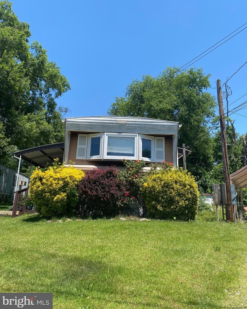 16 Marathon Dr, West Deptford, NJ 08051