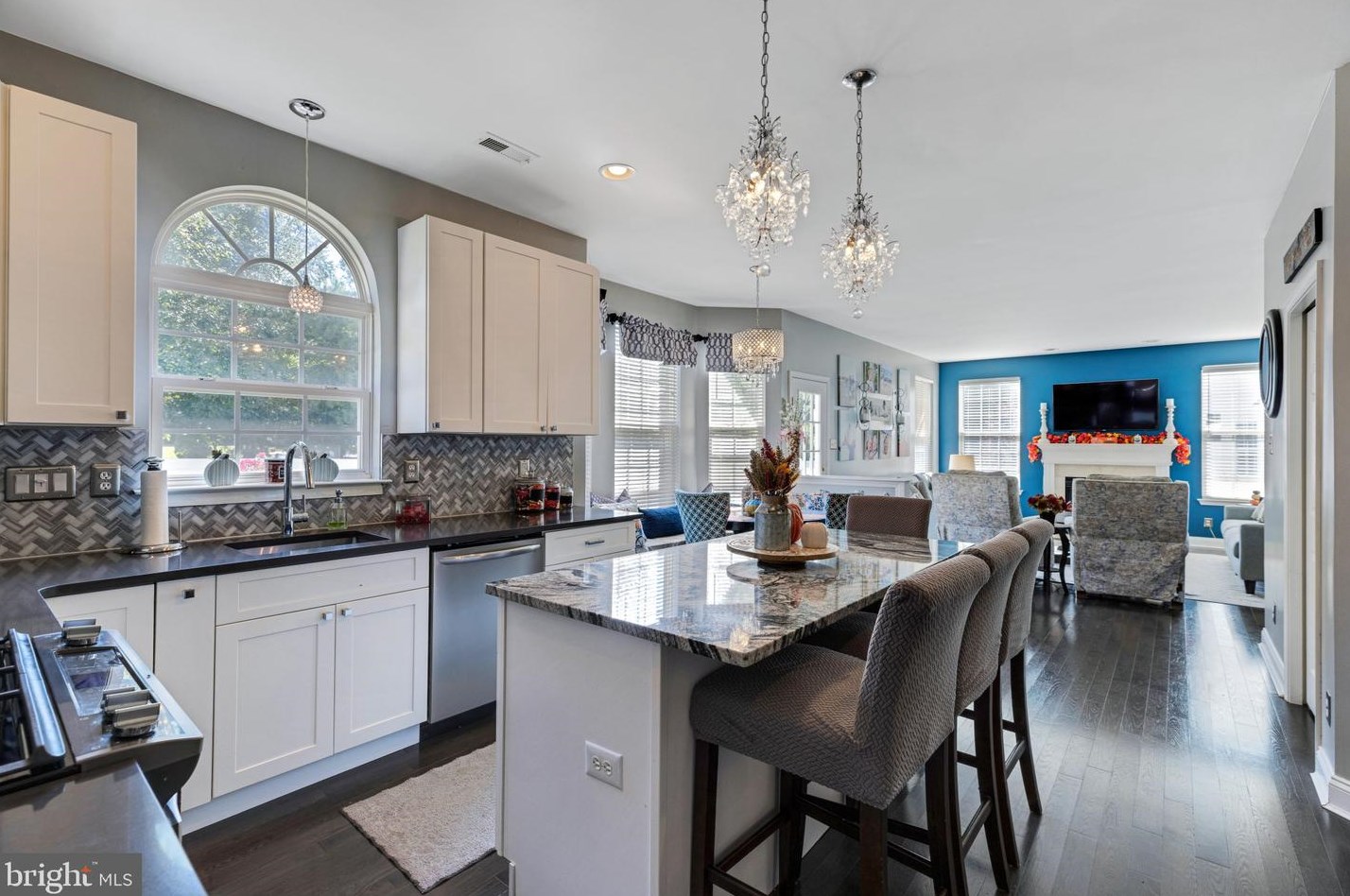 37 Ealey Ct, Aura NJ 08028-3016 exterior