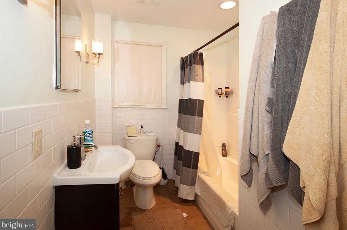 210 Girard Rd S, Aura, NJ 08028