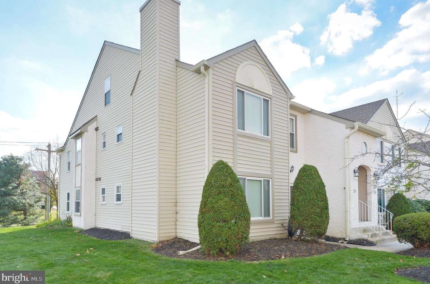 89 Yellowwood Ct, Aura NJ 08028-2812 exterior