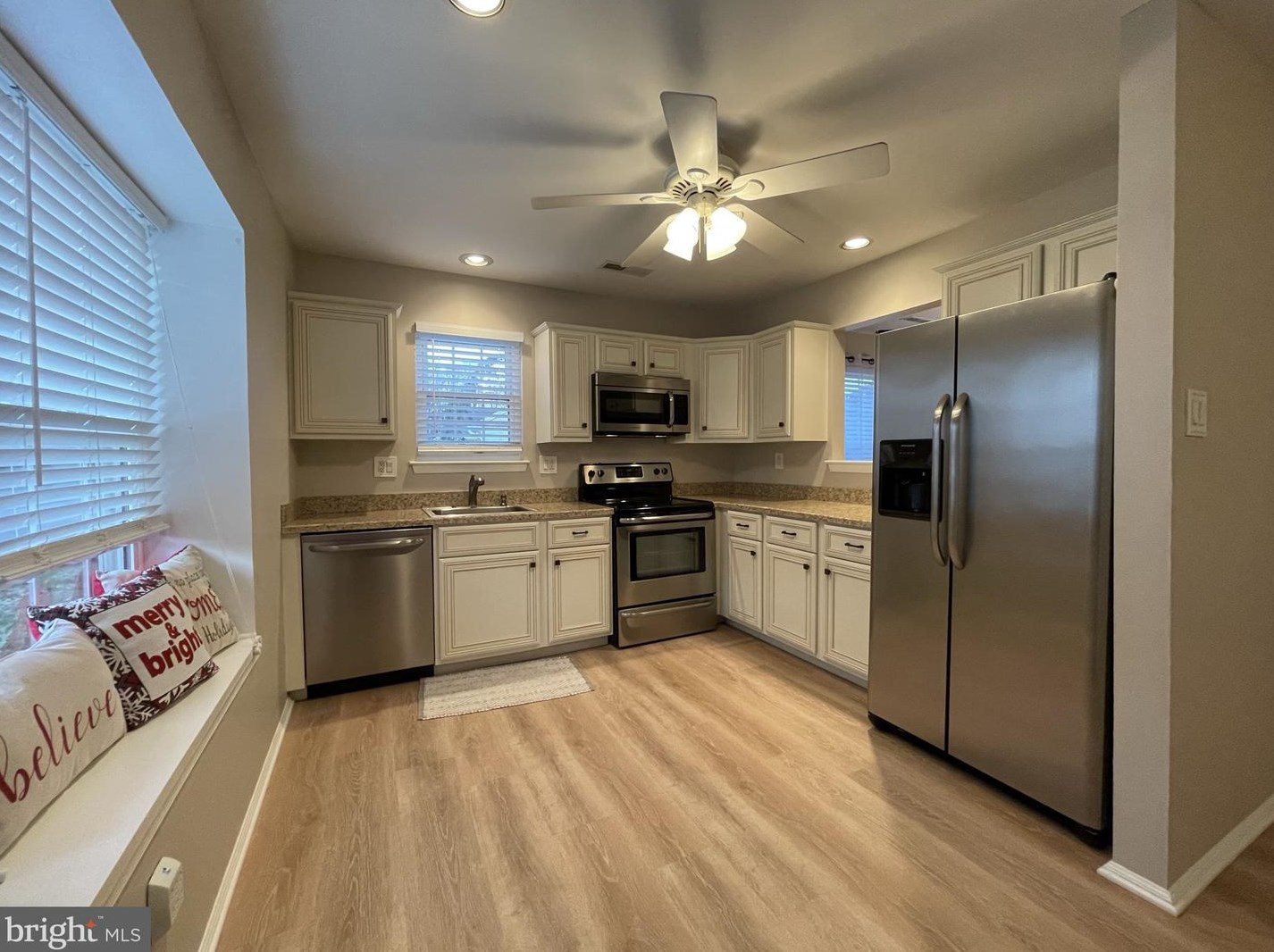 77 Lakebridge Dr, West Deptford, NJ 08096