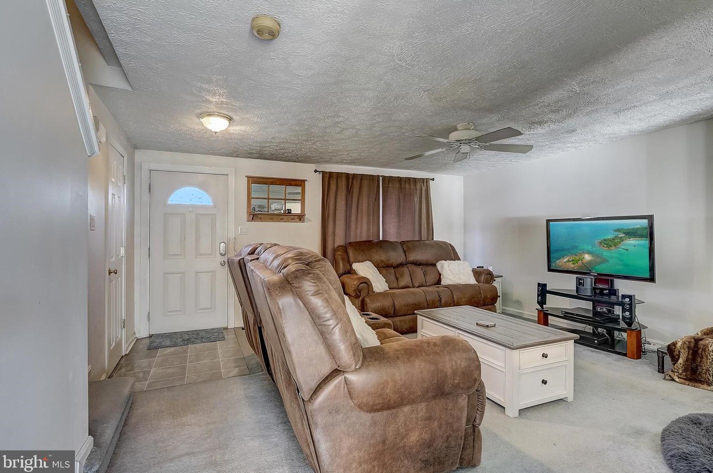 5 Devonshire Dr, Aura NJ  08028-2942 exterior