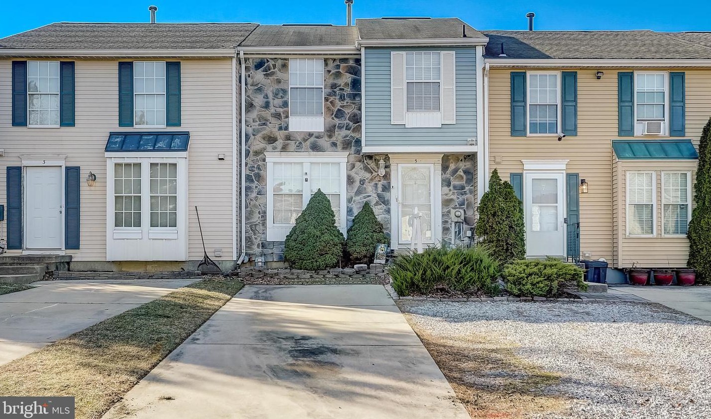 5 Devonshire Dr, Aura, NJ 08028-2942