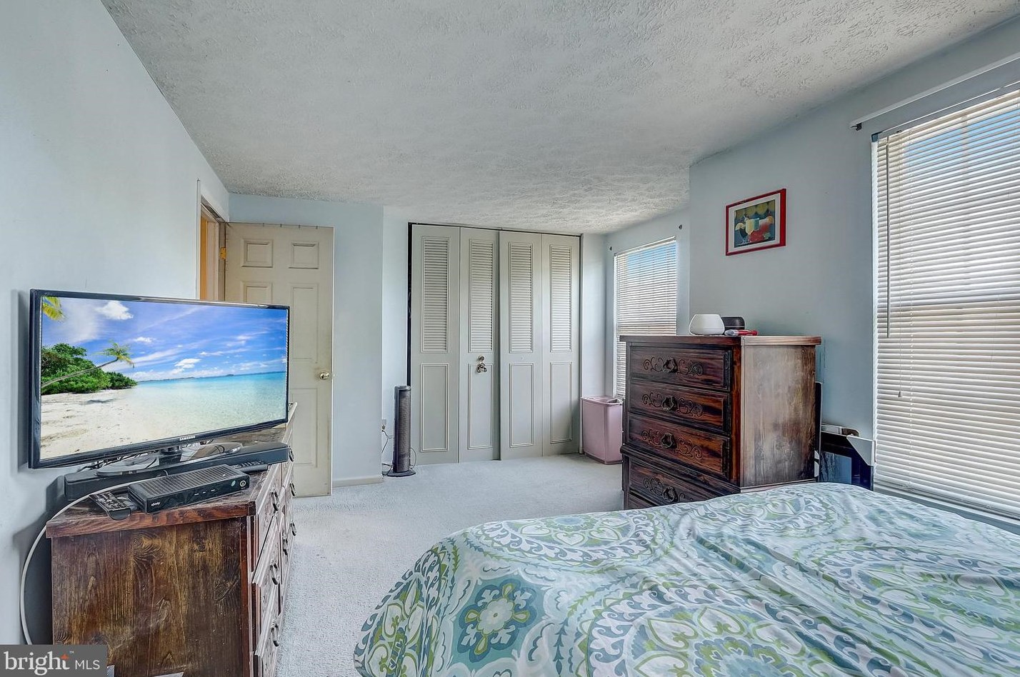 5 Devonshire Dr, Aura NJ  08028-2942 exterior