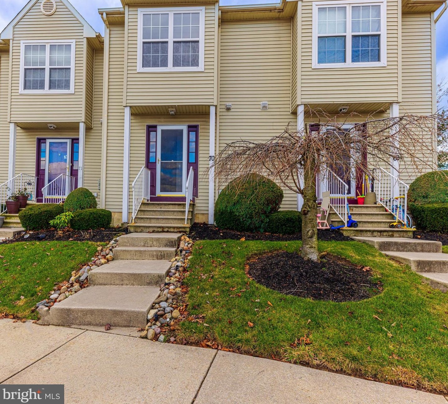70 Yellowwood Ct, Aura, NJ 08028-2809