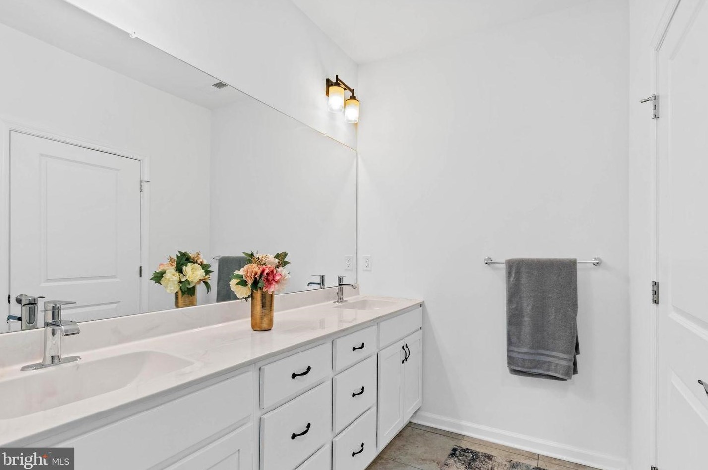 56 Thornwood Dr, Aura NJ  08028-3019 exterior