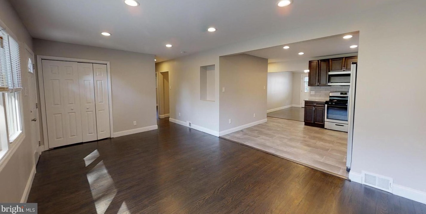 321 Pomona Ave, Aura, NJ 08028