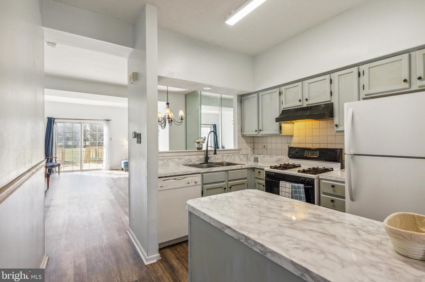 54 Winterberry Ct, Aura, NJ 08028