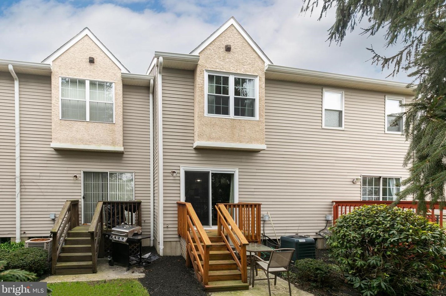 18 Winterberry Ct, Aura NJ  08028-2802 exterior