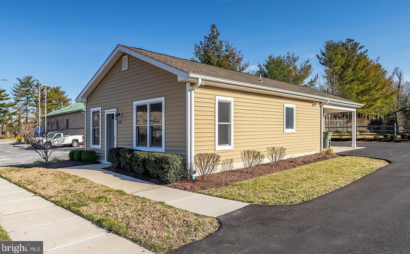 120 Grove St, Aura, NJ 08028