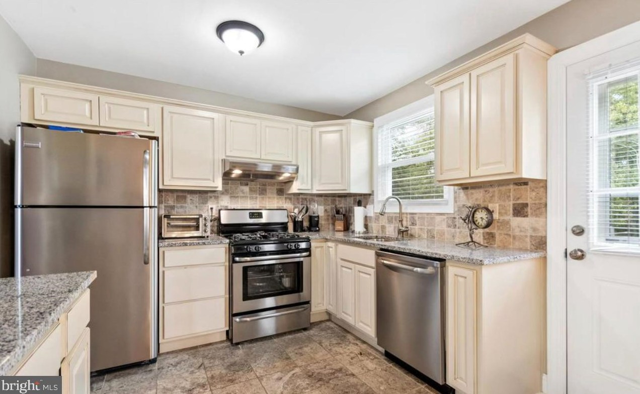 129 Madison Ave, Clayton NJ  08312-2222 exterior