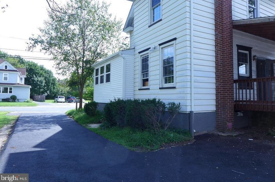 203 E High St, Aura, NJ 08028