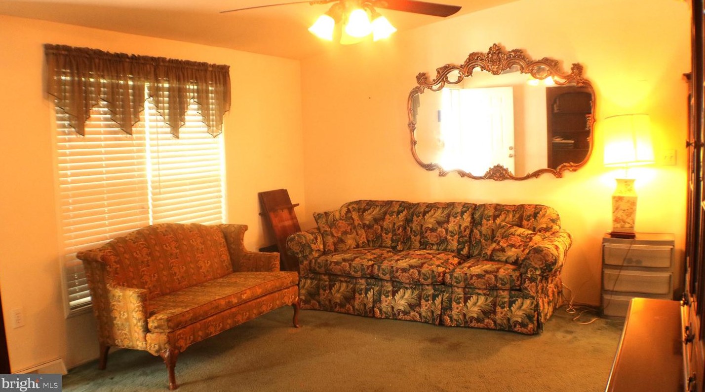 271 Tony Cir, West Deptford, NJ 08051