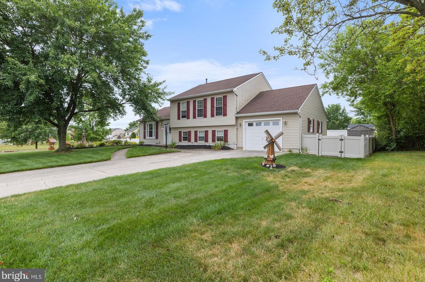 1 Marlowe Ct, Aura, NJ 08028-2919