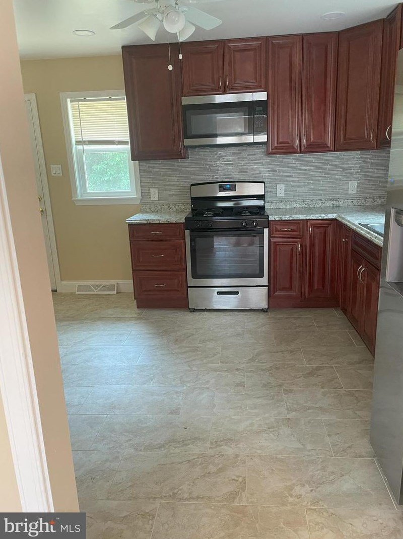 607 Fairmount Dr, Aura, NJ 08028