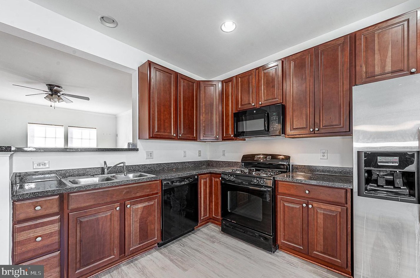 9 Shoemaker Dr, Swedesboro, NJ 08085