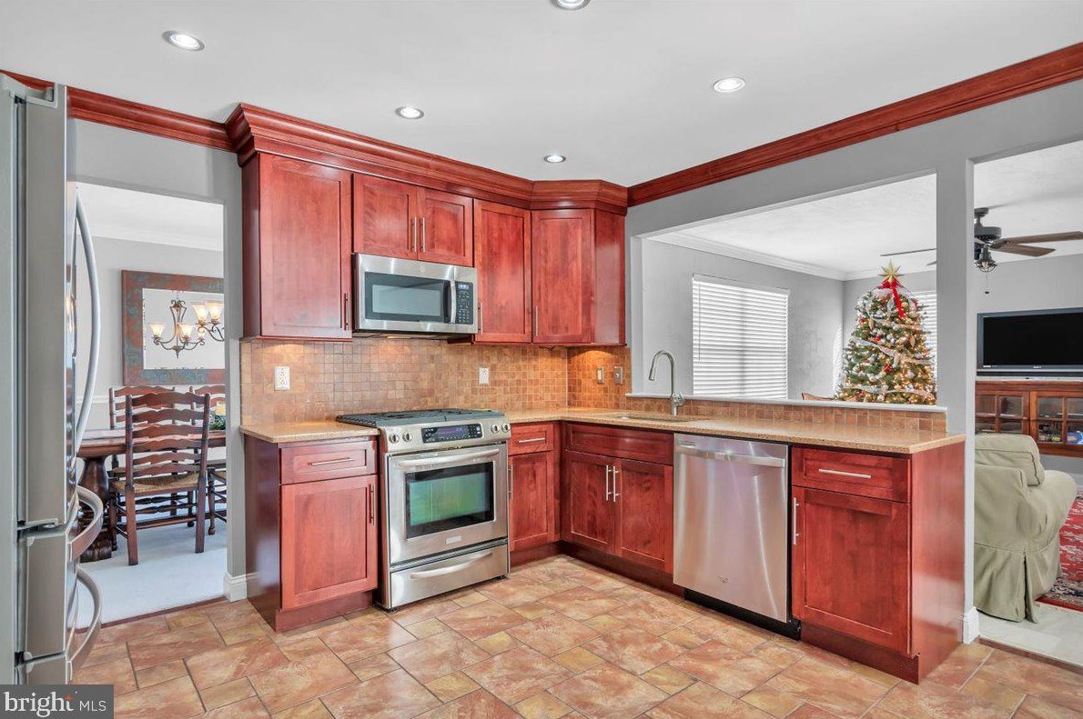 11 Morgan Dr, Clayton NJ  08312-2441 exterior
