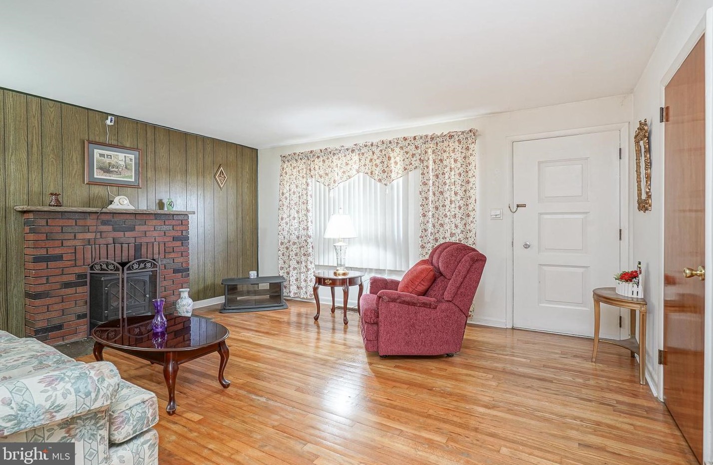 36 Grant Ave, West Deptford, NJ 08096-1952