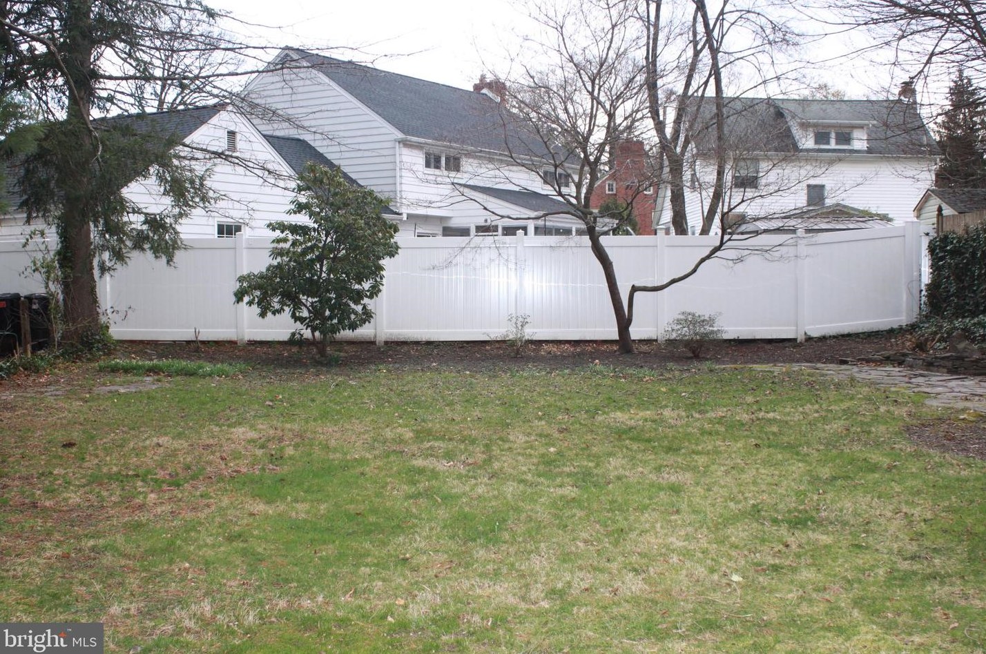 30 Davis St, West Deptford, NJ 08096-5864