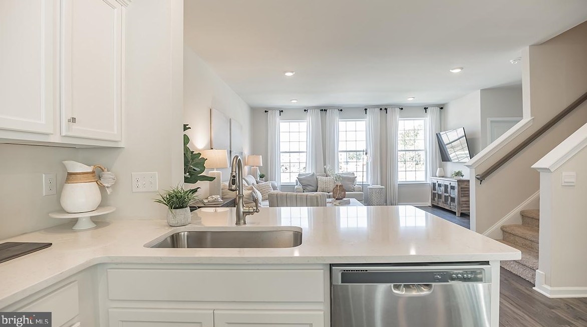 535 Palace Dr, Aura NJ  08028 exterior