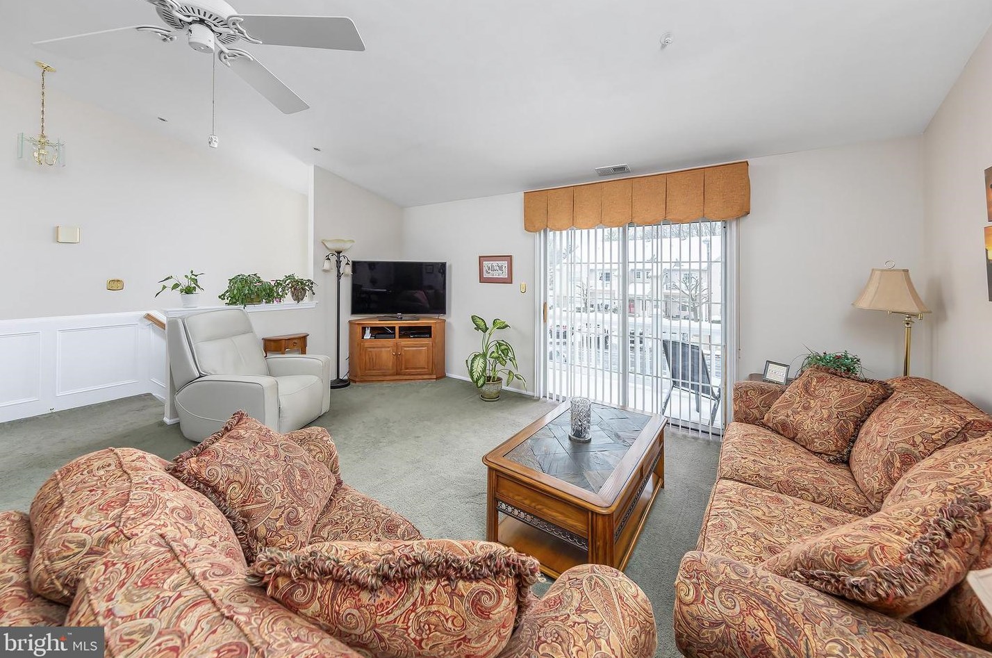 54 Crestmont Dr, West Deptford NJ  08051-2160 exterior