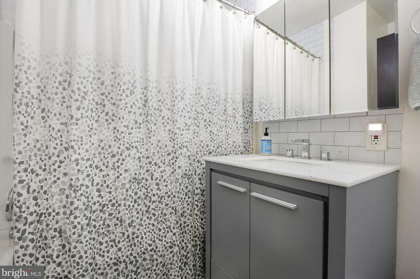 380 Montgomery Dr, West Deptford NJ  08051-1216 exterior