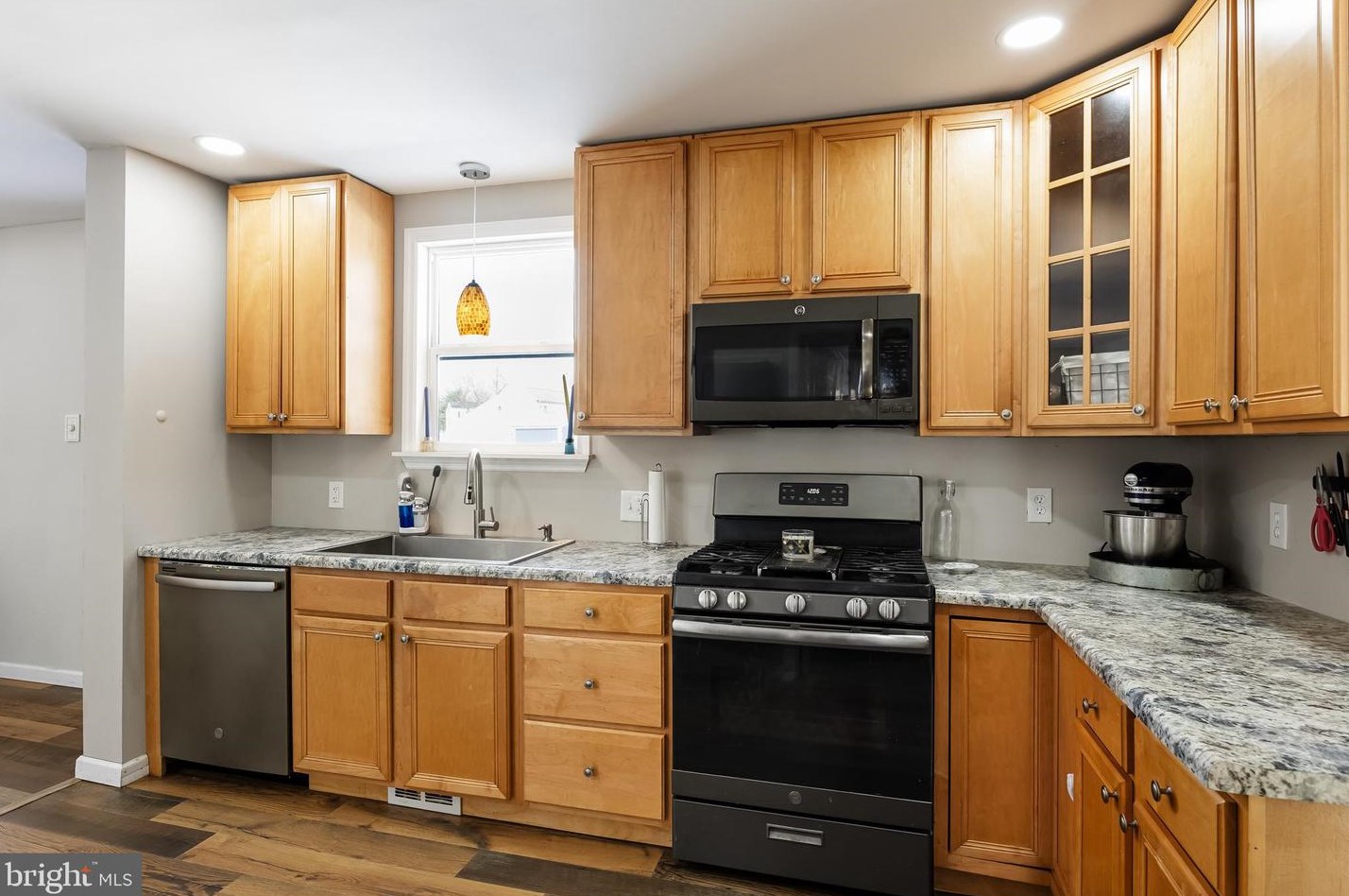 380 Montgomery Dr, West Deptford NJ  08051-1216 exterior