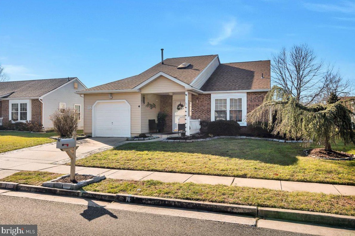 18 Pinecrest Dr, West Deptford, NJ 08096-6733