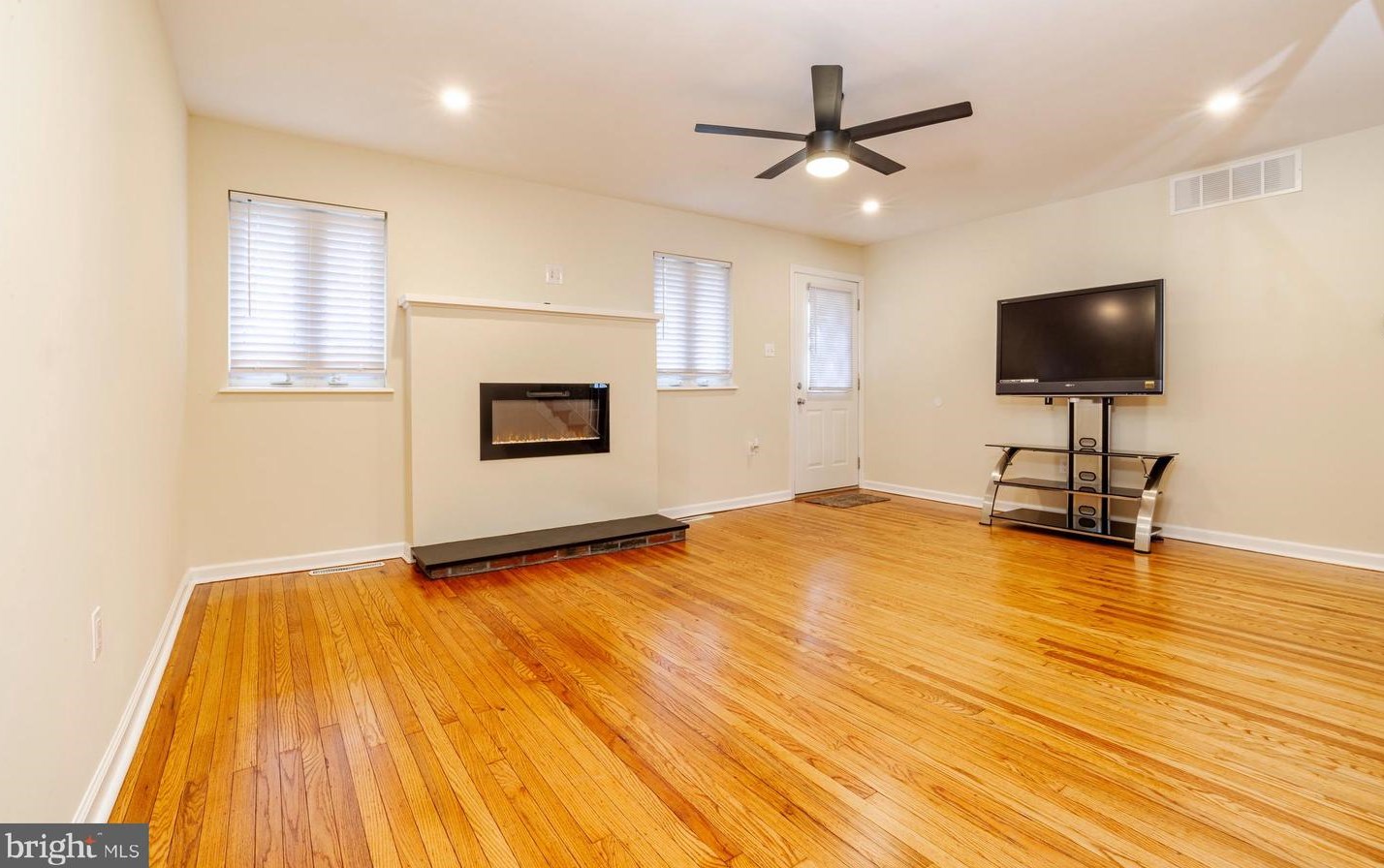 21 Beech Pl, West Deptford NJ  08096-3301 exterior