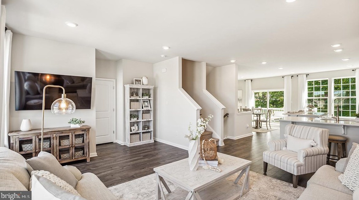 519 N Palace Dr, Aura, NJ 08028