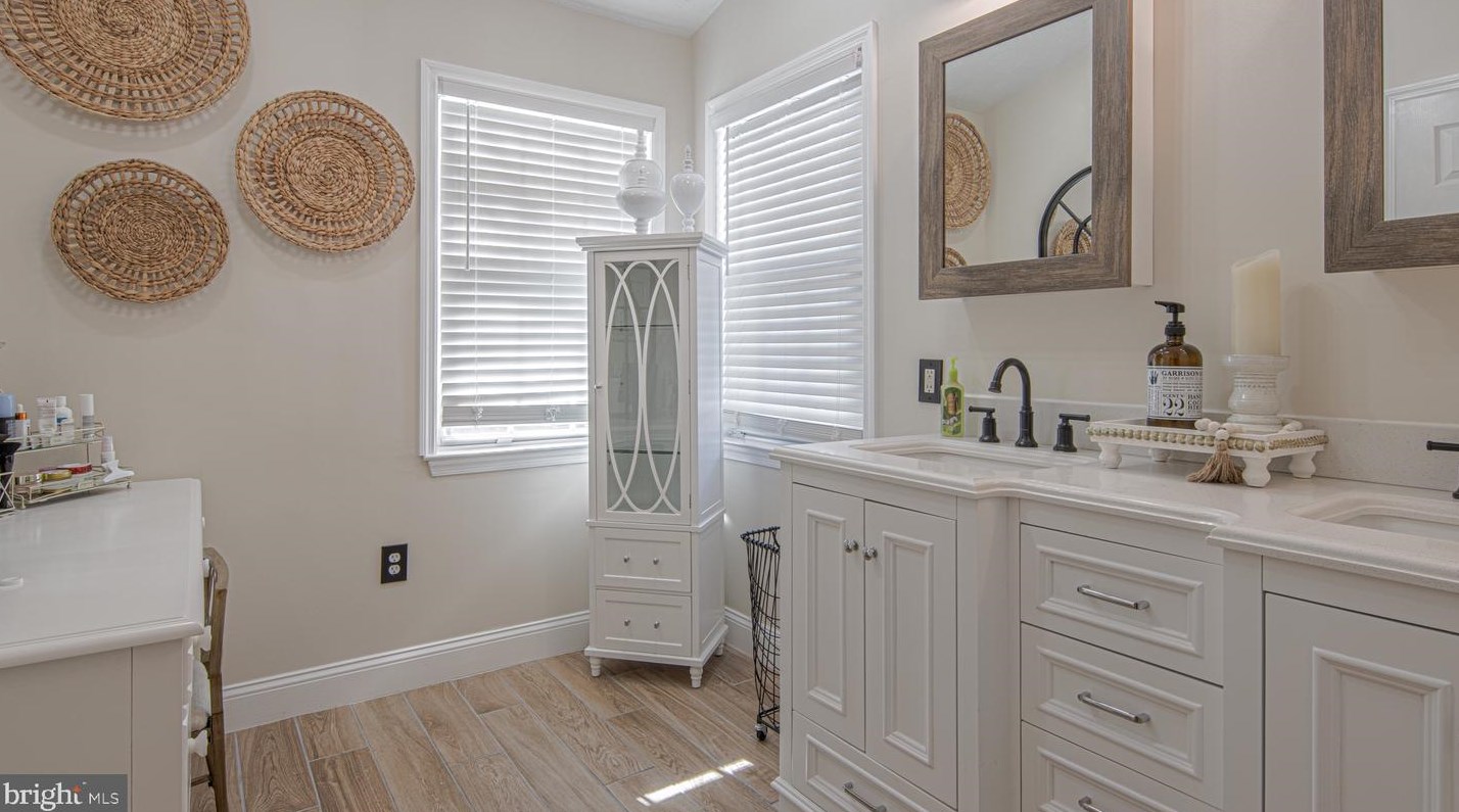 404 Overbrook Ave, Aura NJ  08028-2032 exterior