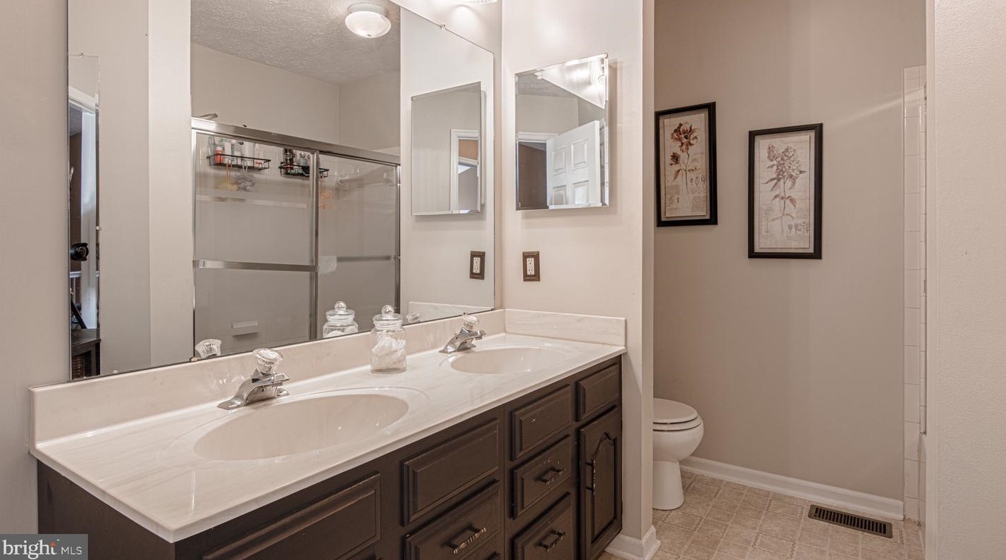 404 Overbrook Ave, Aura NJ  08028-2032 exterior