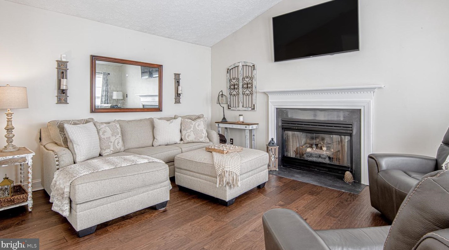 404 Overbrook Ave, Aura, NJ 08028-2032