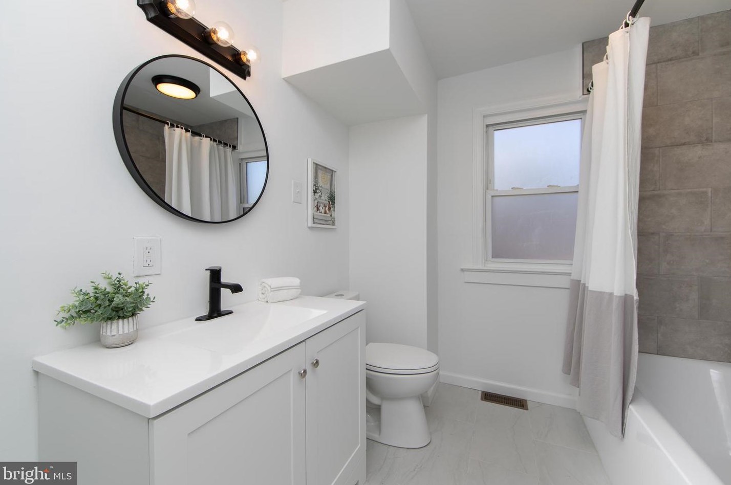 1129 Lexington Dr, West Deptford NJ  08096-5517 exterior