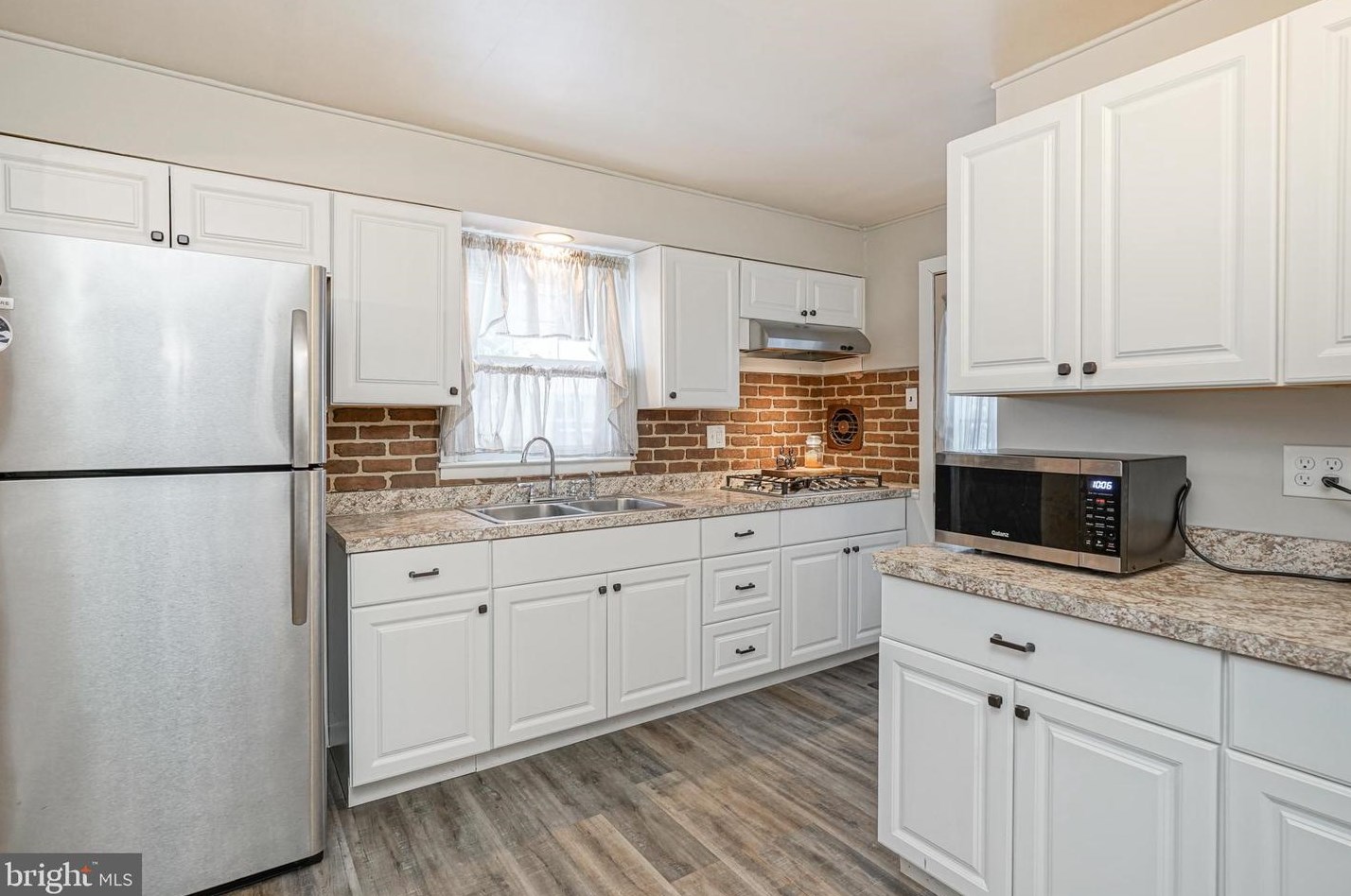 220 New St E, Aura, NJ 08028