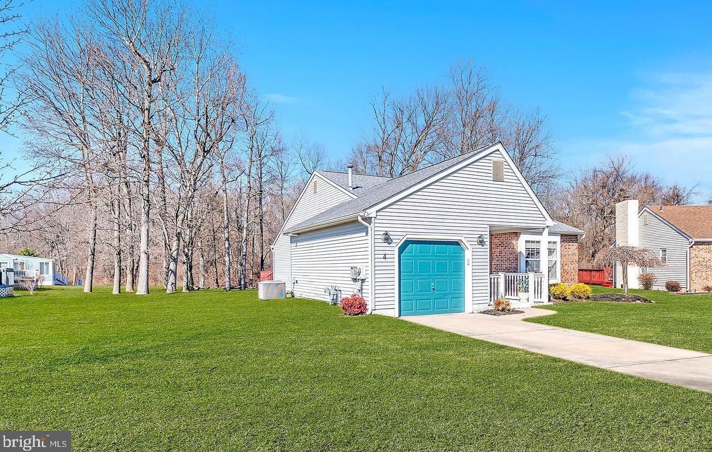 4 Pinecrest Dr, West Deptford, NJ 08096-6733