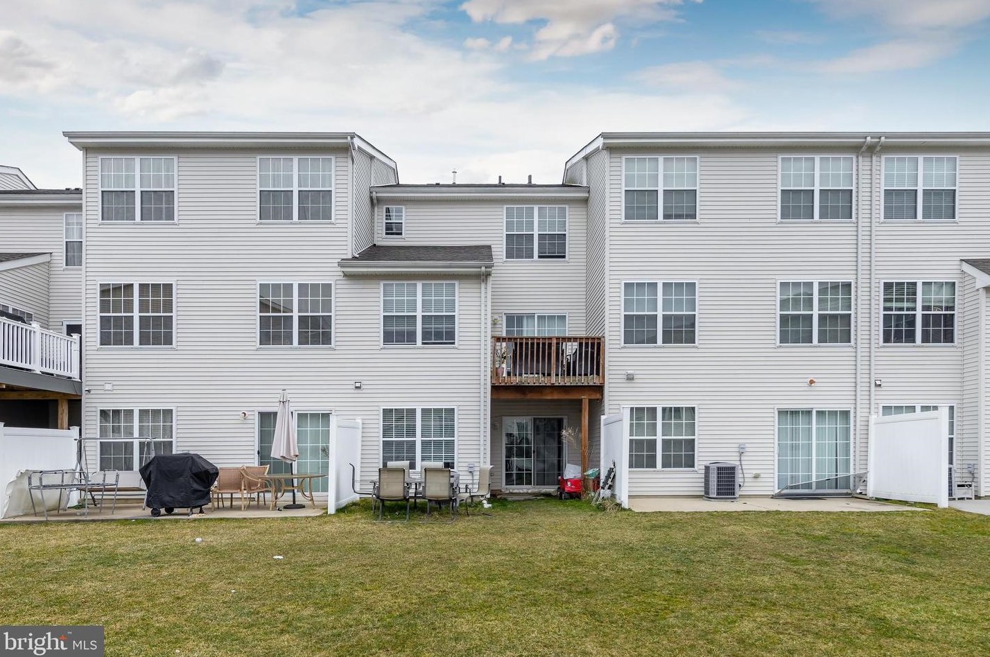 1006 Buckingham Dr, West Deptford, NJ 08086-3812